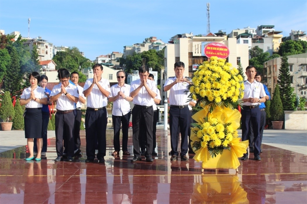 Đoàn đại biểu đặt vòng hoa và dâng hương tại Đài tưởng niệm các  Anh hùng, liệt sỹ thành phố Hạ Long
