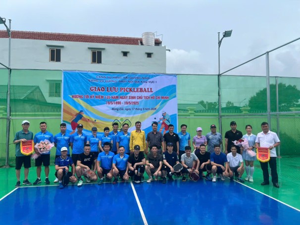 Đồng chí Nguyễn Ngọc Thành, Bí thư Đảng ủy, Giám đốc Cảng vụ Hàng hải Quảng Ninh tặng hoa và cờ lưu niệm cho các Vận động viên thi đấu
